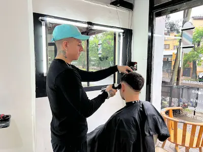 barbero cortando el pelo a cliente 3